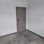 PORTA CPL, beton světlý, kování RUMBA černá, interiérové dveře