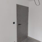 PORTA CPL, beton světlý, kování RUMBA černá, interiérové dveře